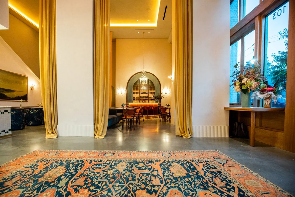 Interior of Le Bon Nosh — gallery photo 4