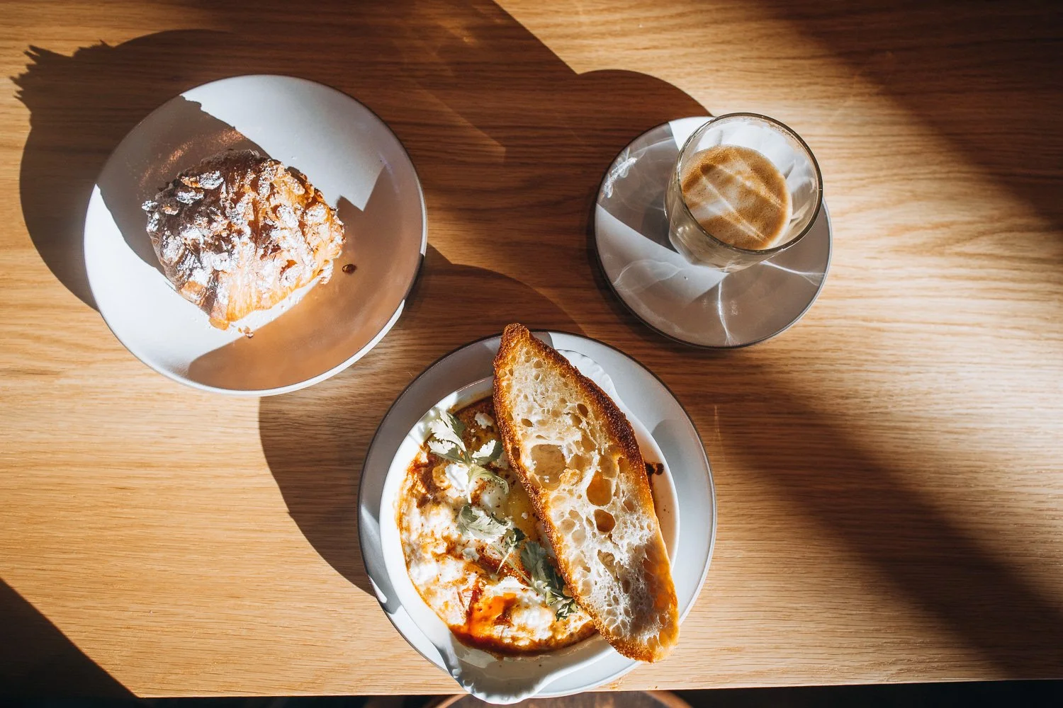 Interior of Le Bon Nosh — gallery photo 2